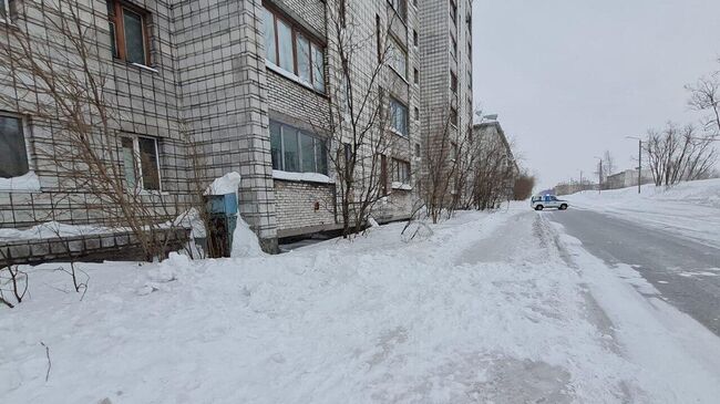 Место происшествия, где из-за падения снега с крыши дома пострадали школьники в городе Воркута в республике Коми. 9 февраля 2025