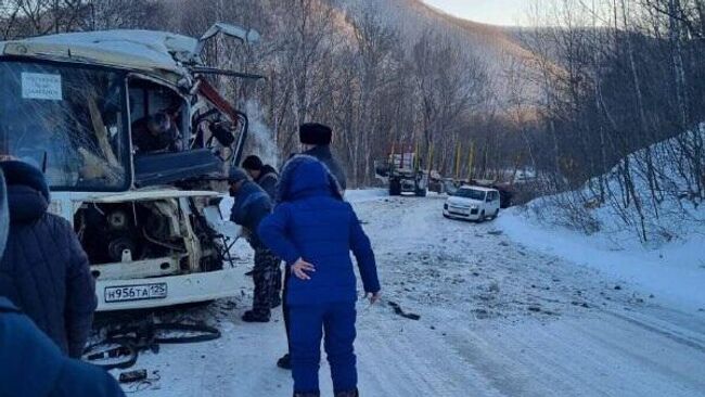 Последствия аварии междугороднего автобуса и лесовоза в Приморье