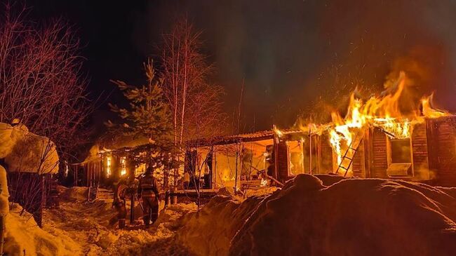 Спасатели борятся с пожаром в многоквартирном доме в городе Нягань (ХМАО)