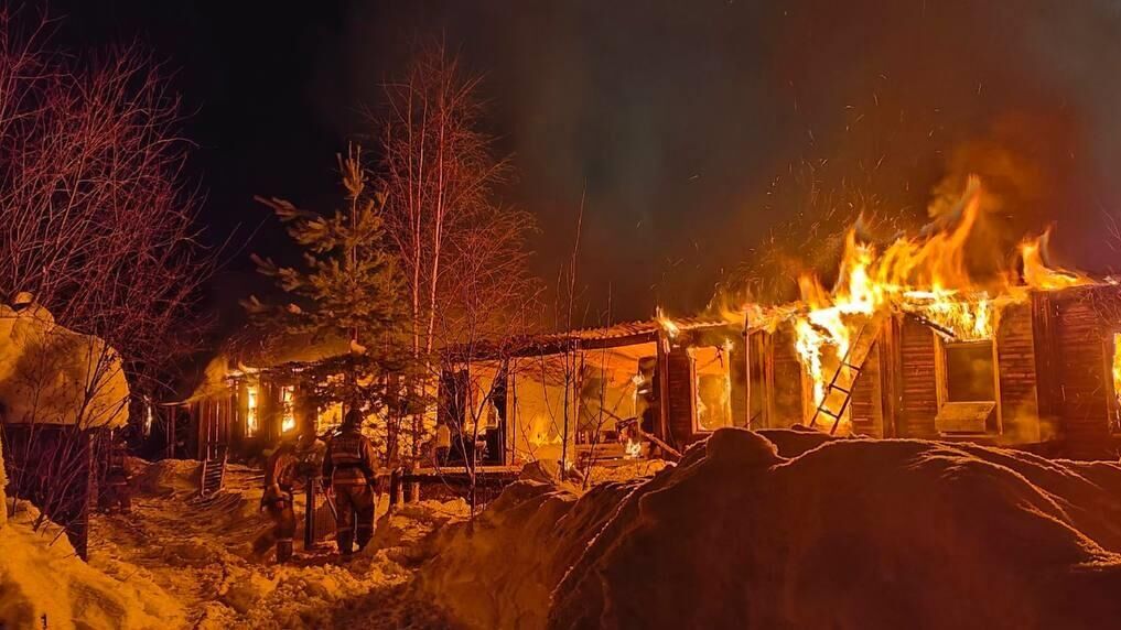 Спасатели борятся с пожаром в многоквартирном доме в городе Нягань (ХМАО) - РИА Новости, 1920, 10.02.2025