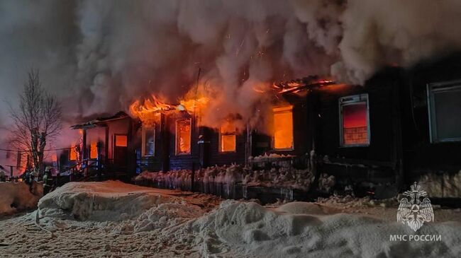 В городе Нягань (ХМАО) загорелся многоквартирный дом на площади в 700 квадратов