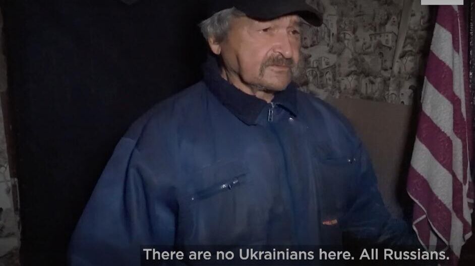 Житель оккупированного ВСУ Красноармейска во время беседы с журналистами Euronews. Кадр видео Житель оккупированного ВСУ Красноармейска во время беседы с журналистами Euronews. Кадр видео - РИА Новости, 1920, 10.02.2025