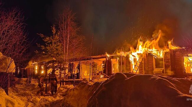 Сотрудники МЧС ликвидируют пожар в Ханты-Мансийском АО