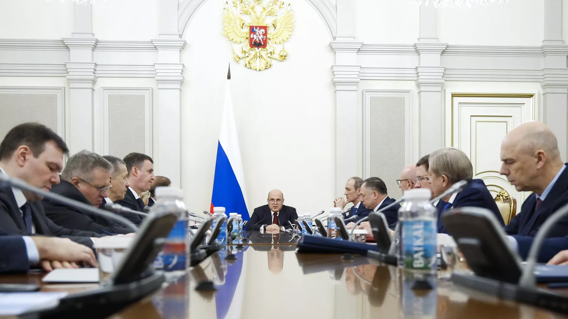 Председатель правительства РФ Михаил Мишустин проводит оперативное совещание с вице-премьерами РФ - РИА Новости, 1920, 13.02.2025