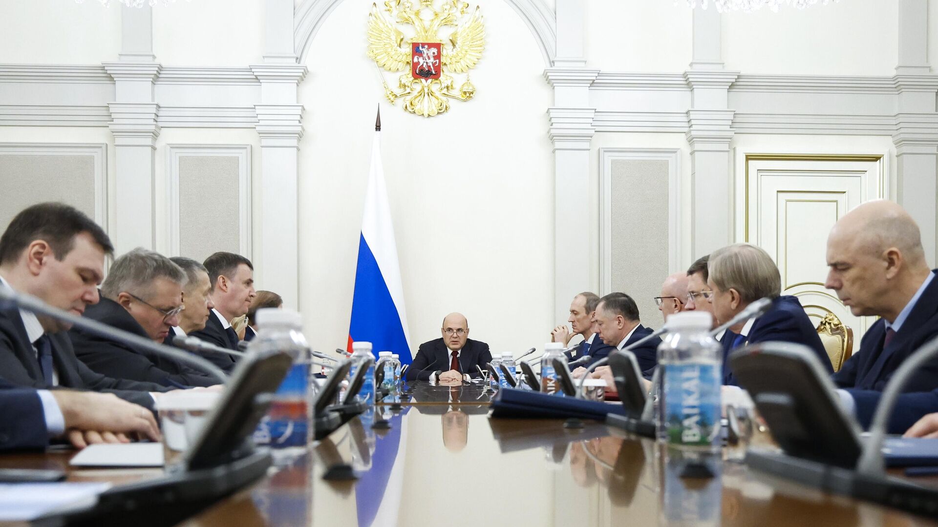 Председатель правительства РФ Михаил Мишустин проводит оперативное совещание с вице-премьерами РФ - РИА Новости, 1920, 13.02.2025