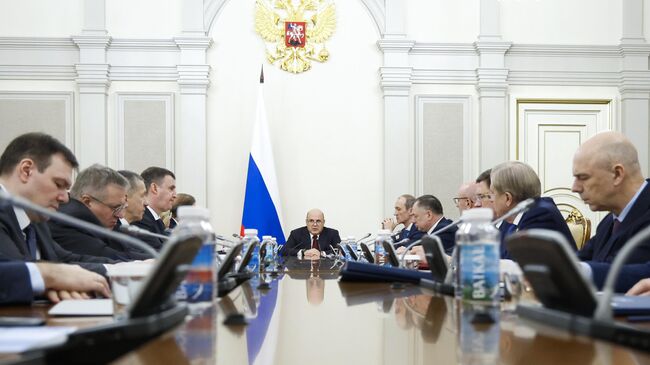 Председатель правительства РФ Михаил Мишустин проводит оперативное совещание с вице-премьерами РФ