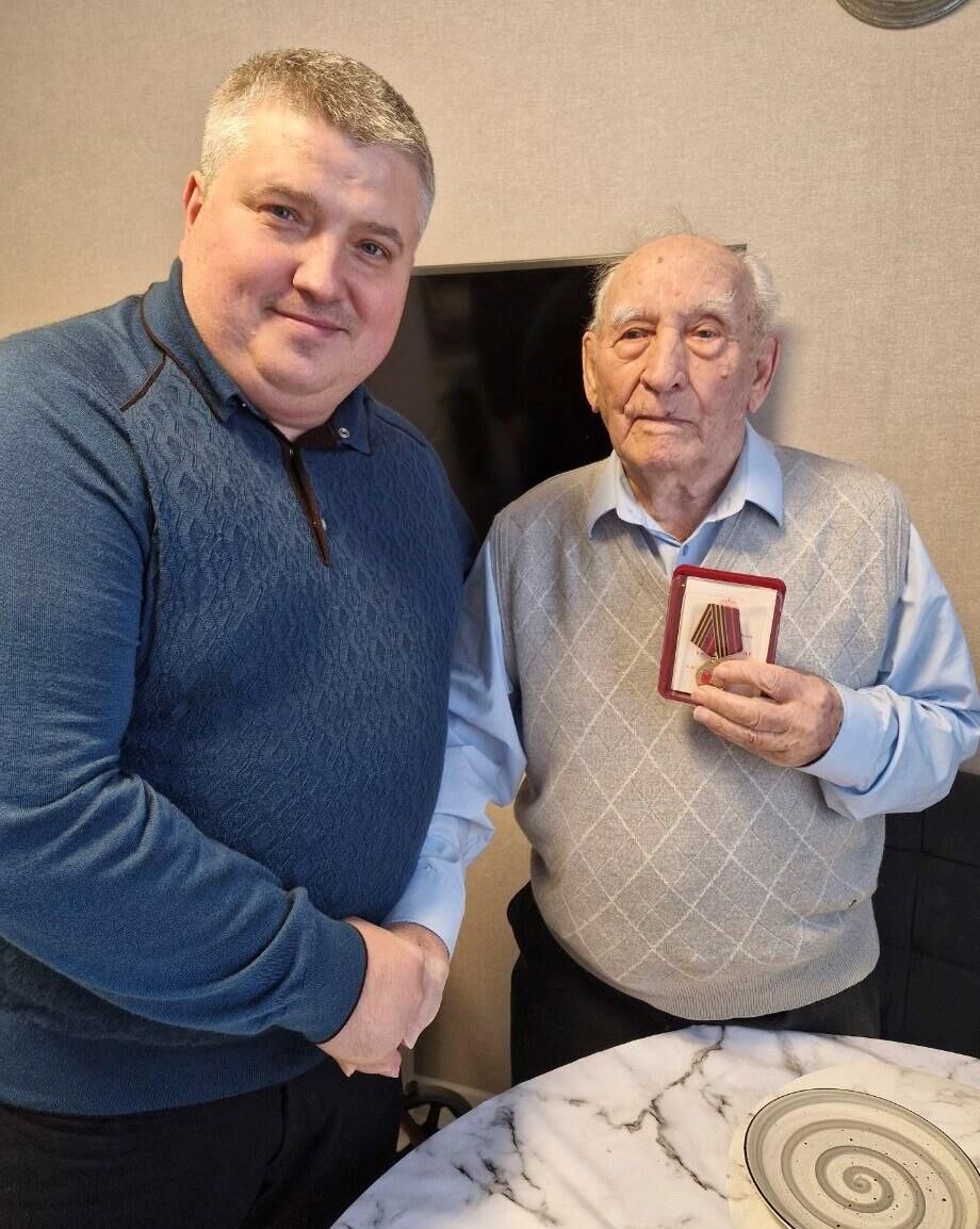 И.о. губернатора Новгородской области Александр Дронов вручает медаль к 80-летию Победы ветерану Великой Отечественной войны Василию Крестьяниновову И.о. губернатора Новгородской области Александр Дронов вручает медаль к 80-летию Победы ветерану Великой Отечественной войны Василию Крестьяниновову - РИА Новости, 1920, 10.02.2025
