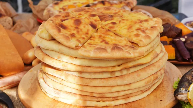 Хачапури на тарелке 