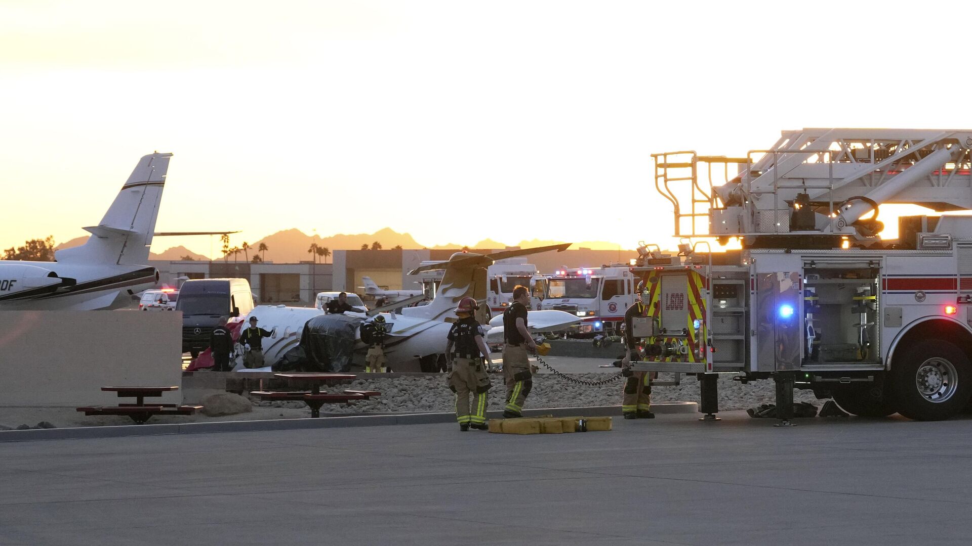 Пожарные ликвидируют последствия столкновения двух самолетов в аэропорту американского города Скоттсдейл - РИА Новости, 1920, 11.02.2025