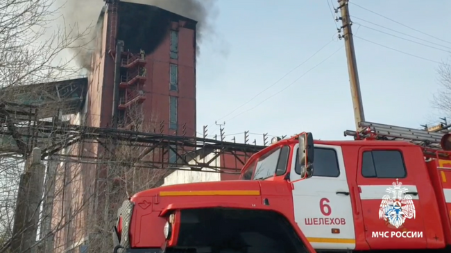 Сотрудники МЧС ликвидируют пожар на предприятии в городе Шелехово Иркутской области