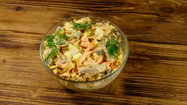 Куриный салат с грибами и сыром