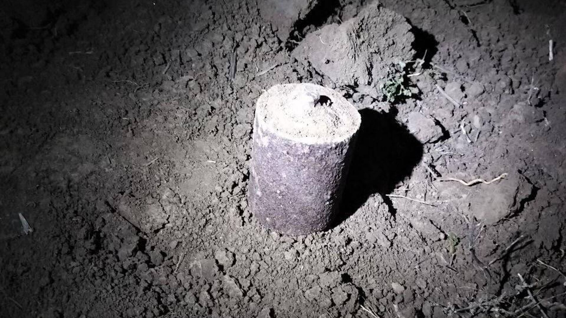 Немецкая мина времен Великой Отечественной войны, найденная при раскопках в Парканах, Приднестровье - РИА Новости, 1920, 11.02.2025