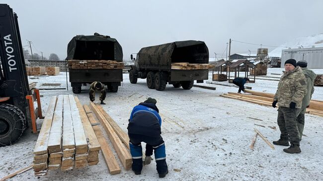 Две машины пиломатериалов отправили новгородские предприниматели бойцам СВО