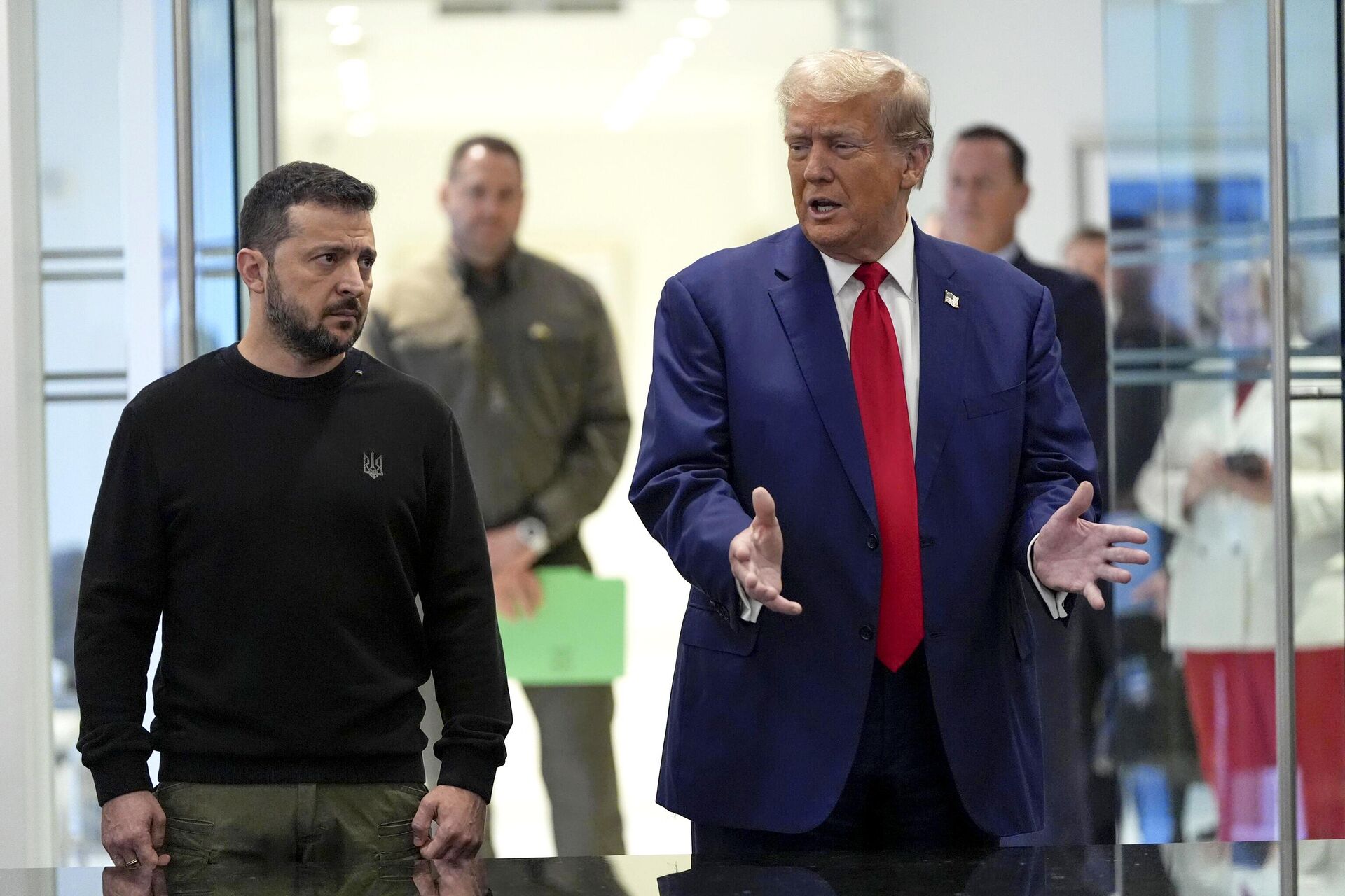 Владимир Зеленский и Дональд Трамп во время встречи в Трамп-тауэр в Нью-Йорке Владимир Зеленский и Дональд Трамп во время встречи в Трамп-тауэр в Нью-Йорке - РИА Новости, 1920, 09.10.2024