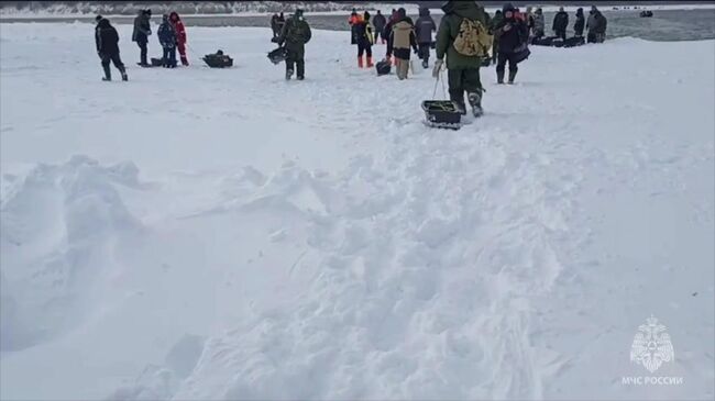 Кадры с рыбаками, которые отказываются эвакуироваться с дрейфующей льдины