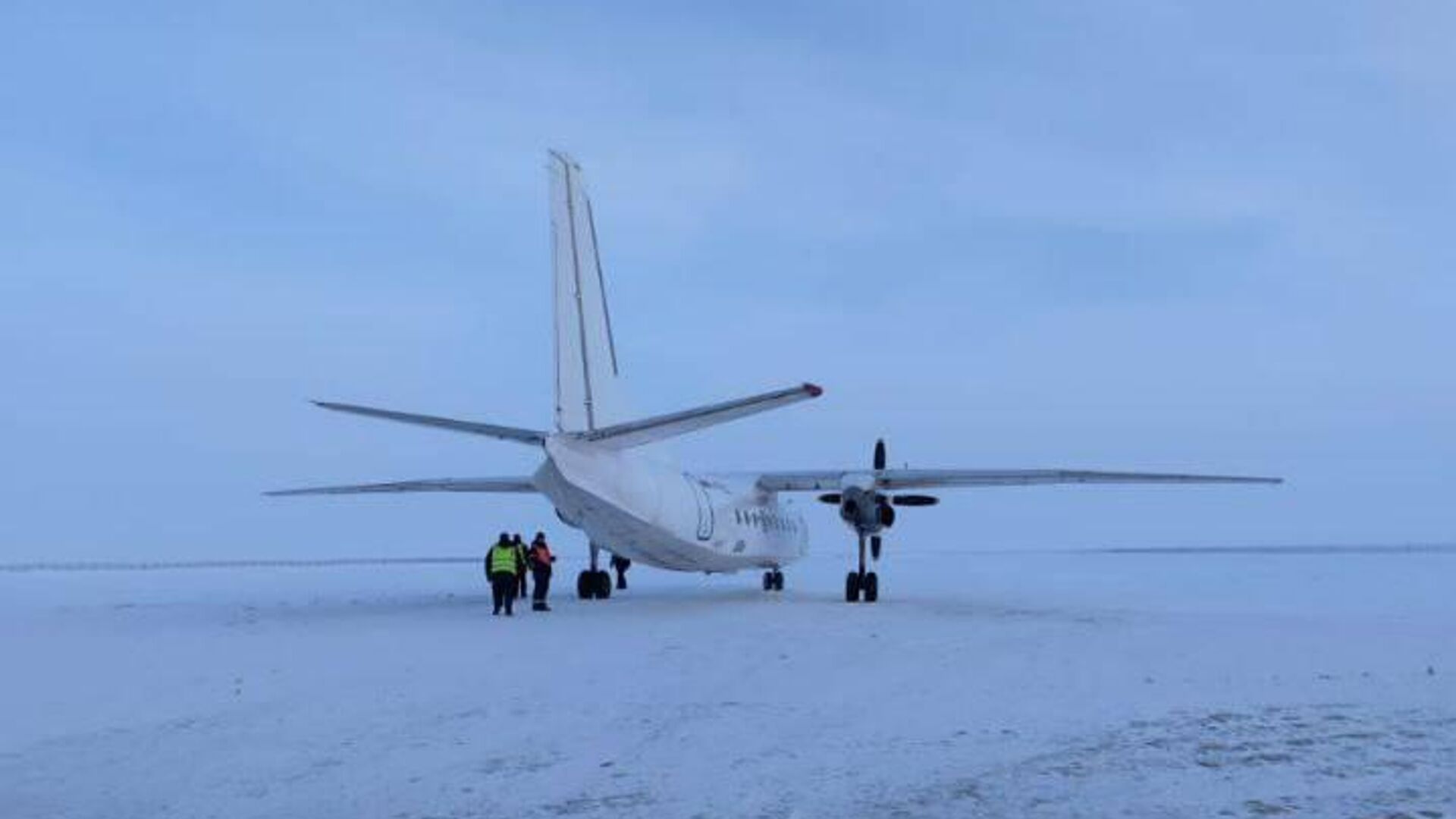 Самолет Ан-24 при посадке выкатился за пределы ВПП на аэродроме Утренний в ЯНАО Самолет Ан-24 при посадке выкатился за пределы ВПП на аэродроме Утренний в ЯНАО - РИА Новости, 1920, 12.02.2025