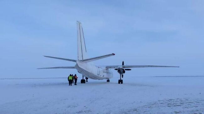 Самолет Ан-24 при посадке выкатился за пределы ВПП на аэродроме Утренний в ЯНАО