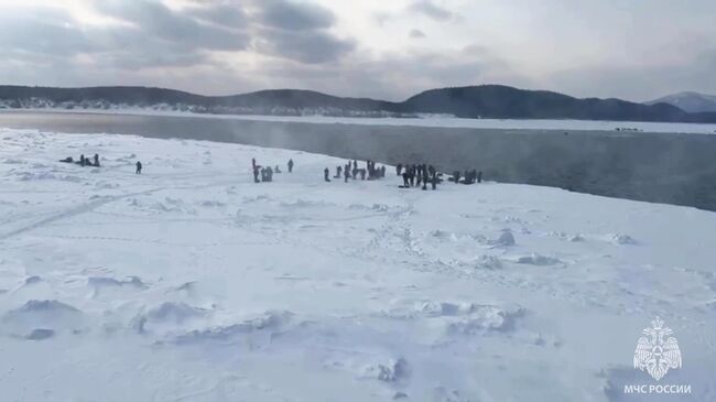 Спасатели эвакуируют застрявших на льдине в Сахалинской области рыбаков. 12 февраля 2025