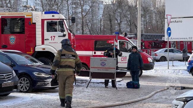 Спасатели на месте пожара в фитнес-центре в Красноярске. 12 февраля 2025