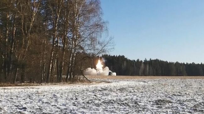 Оперативно-тактический комплекс Искандер производит запуск ракеты по объектам военной инфраструктуры ВСУ