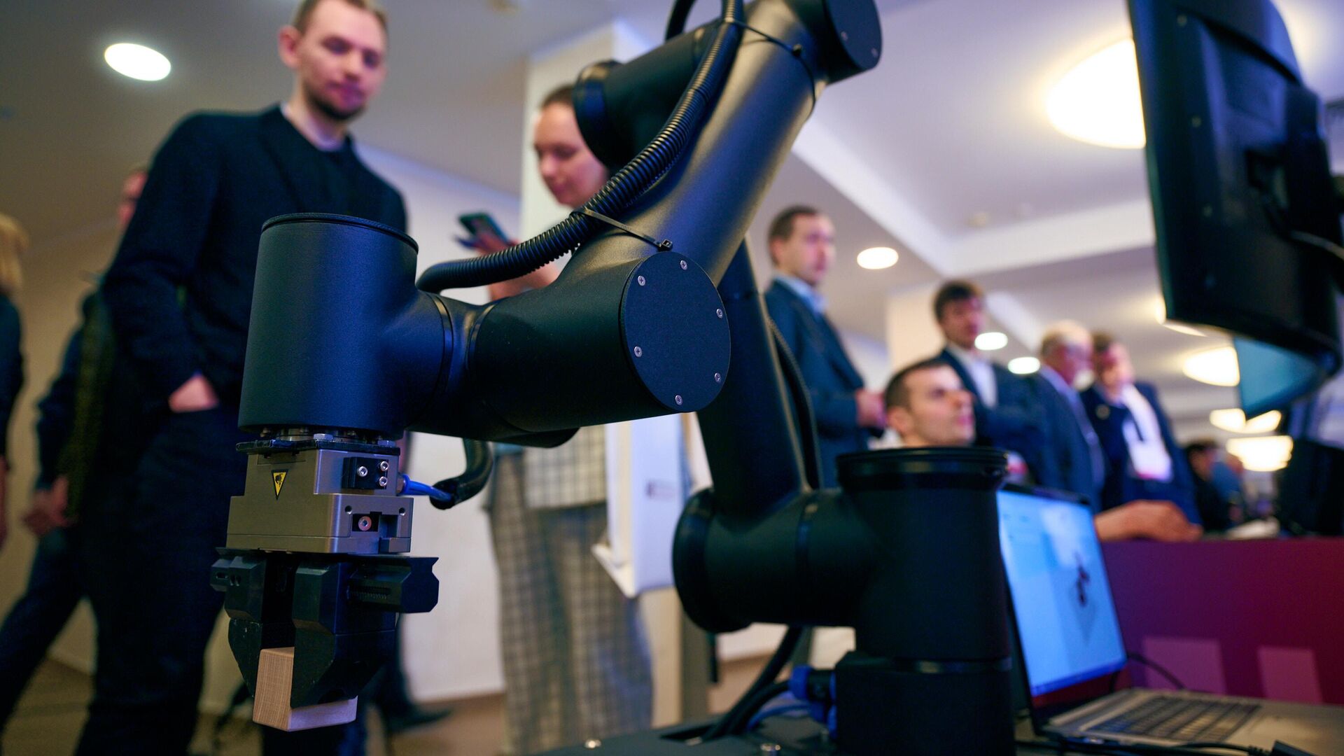 Московские предприятия представили новинки в области робототехники - РИА Новости, 1920, 12.02.2025