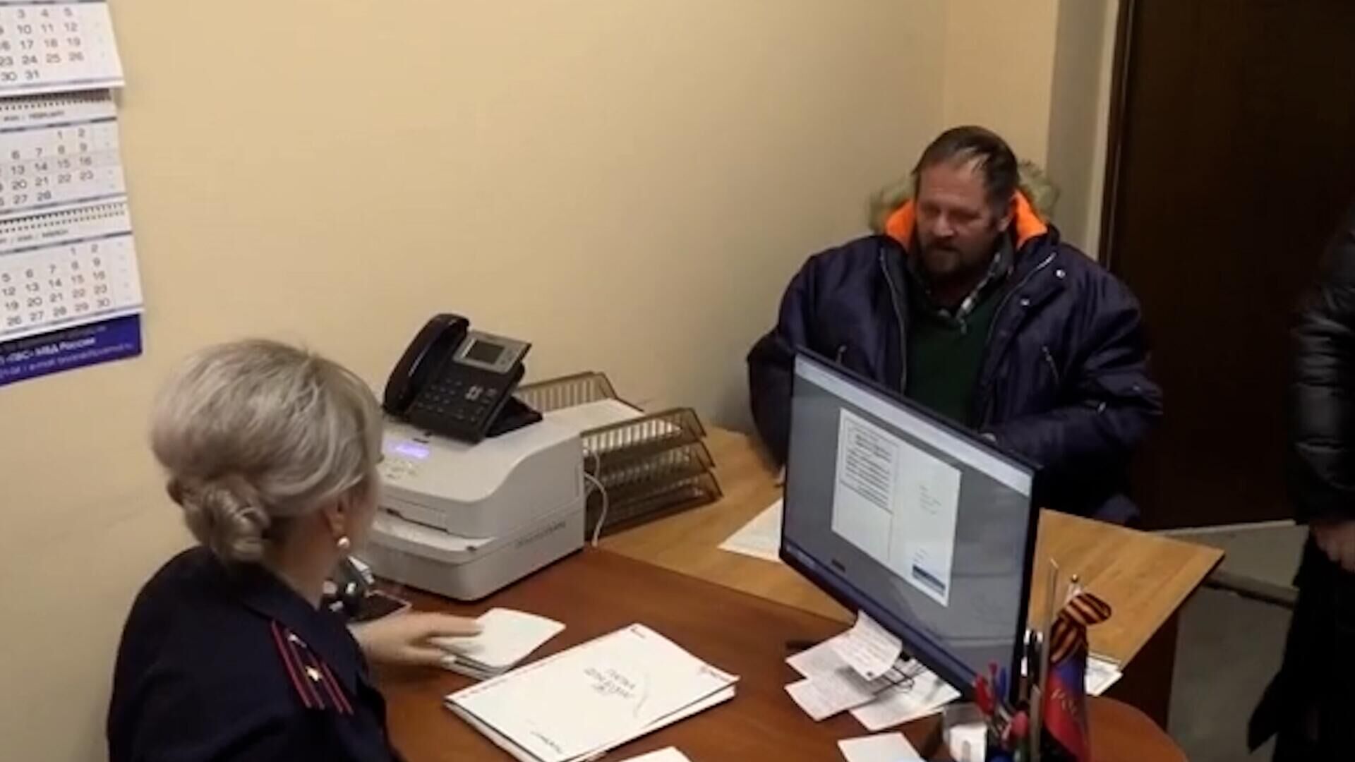 «Спасибо, очень рад». Гражданин Германии получил разрешение на временное проживание в Брянске - РИА Новости, 1920, 12.02.2025