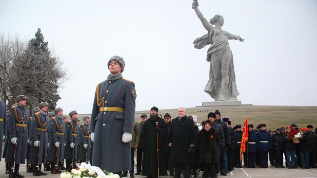 Жители Волгограда возложили цветы к могиле маршала Советского Союза Василия Чуйкова на Мамаевом кургане в день его 125-летия