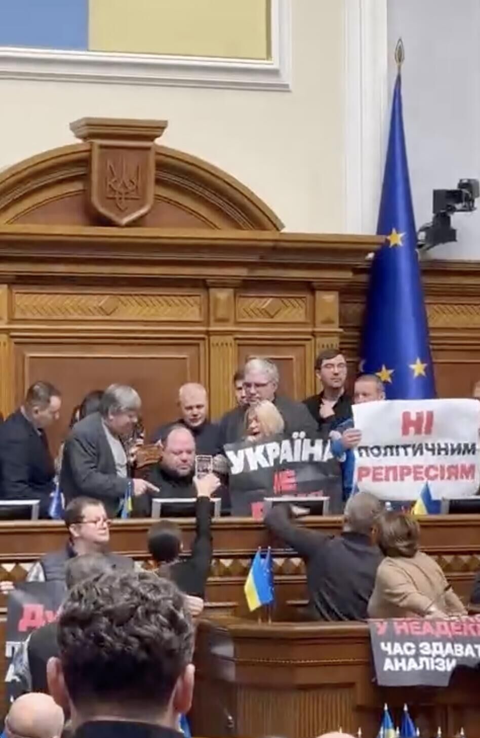 Сторонники Петра Порошенко заблокировали трибуну Рады - РИА Новости, 1920, 17.02.2025