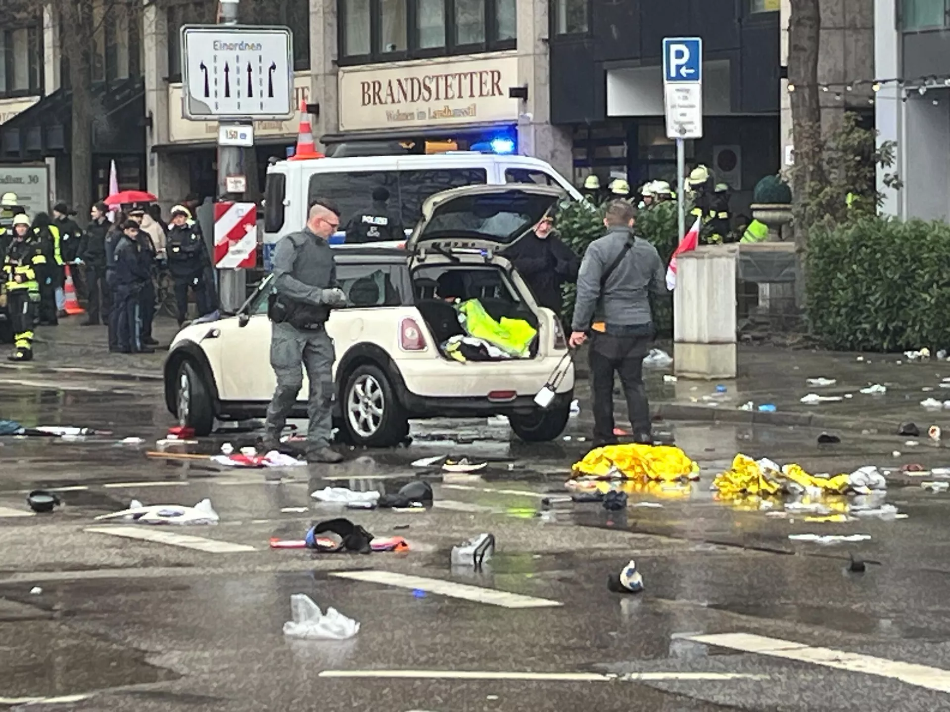 Место наезда автомобиля на толпу людей в Мюнхене Место наезда автомобиля на толпу людей в Мюнхене - РИА Новости, 1920, 13.02.2025