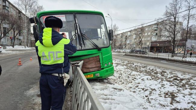 Автобус врезался в металлическое ограждение в Екатеринбурге