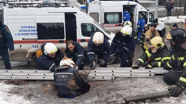 Спасатели МЧС вытаскивают из десятиметровой ямы мужчину в Нижнем Новгороде