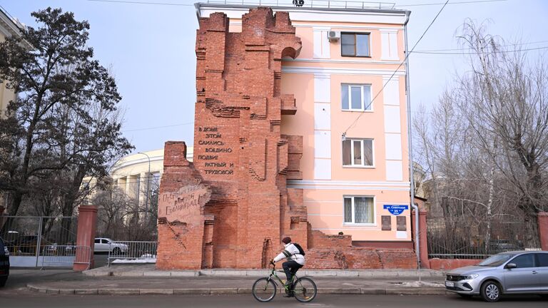Мемориал Дом Павлова - остаток стены четырехэтажного жилого дома, который который осенью 1942 года обороняла группа бойцов под командованием сержанта Якова Павлова