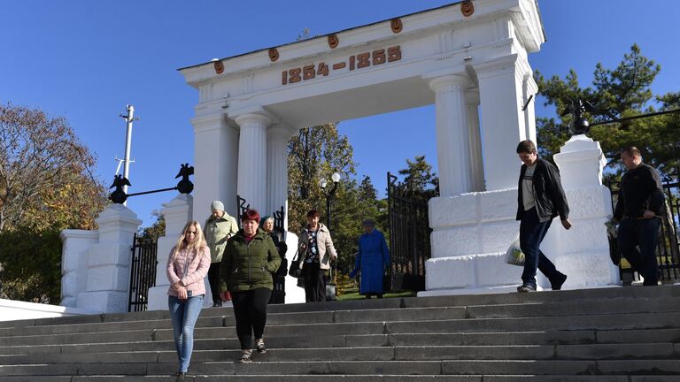 Посетители в Севастополе на открытии Мемориального комплекса памятников обороны города в 1854–1855 годах, 1941–1944 годах Малахов курган