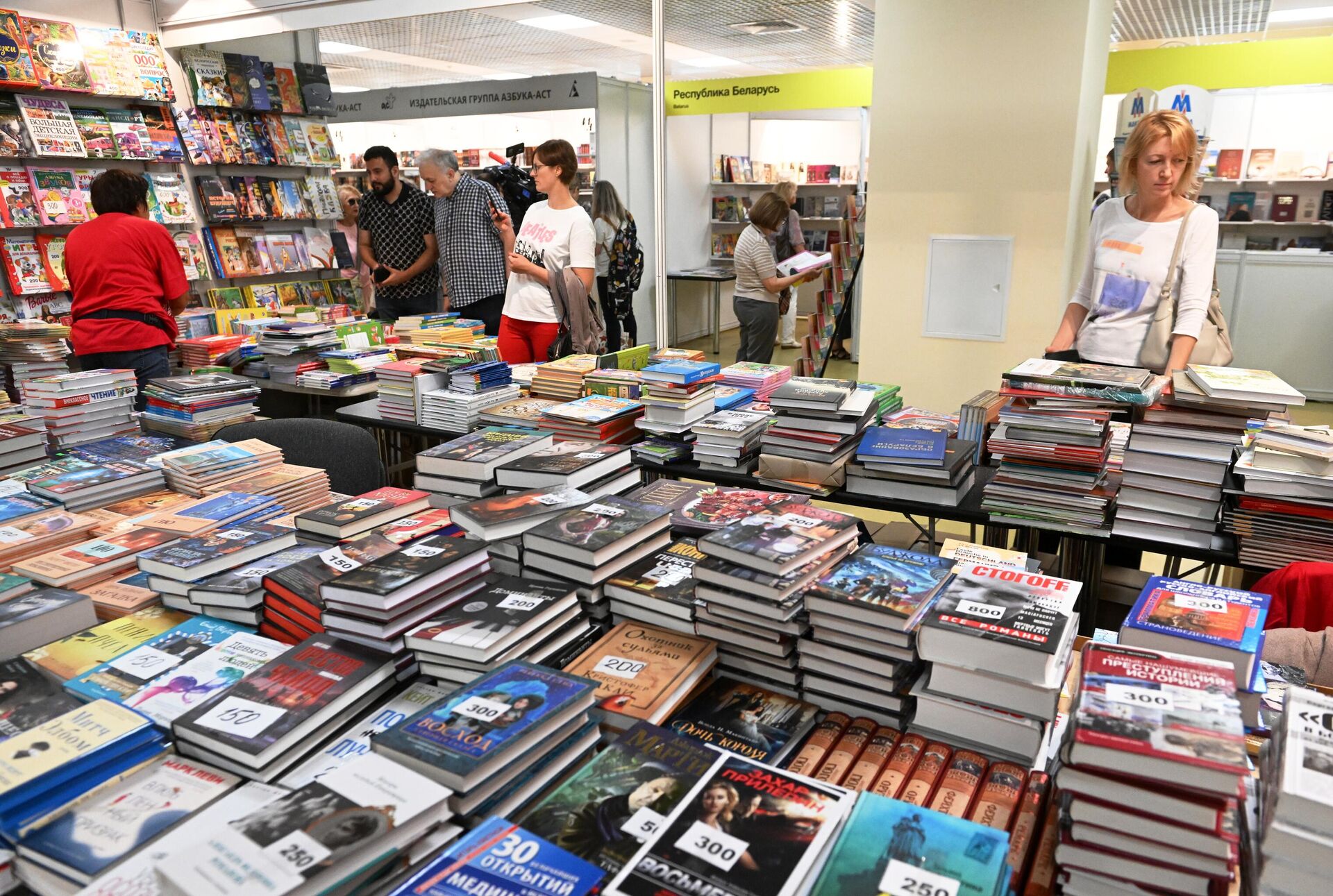 Посетители на 37-й Московской международной книжной ярмарке Посетители на 37-й Московской международной книжной ярмарке - РИА Новости, 1920, 13.02.2025