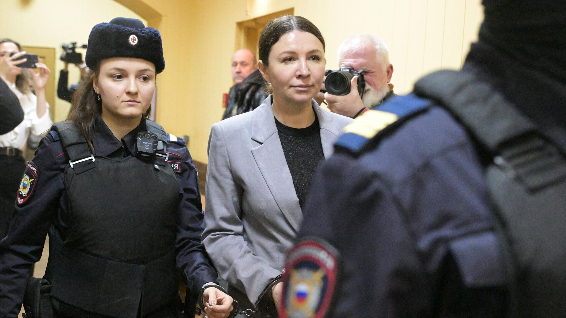 Картинка мама с тремя детьми