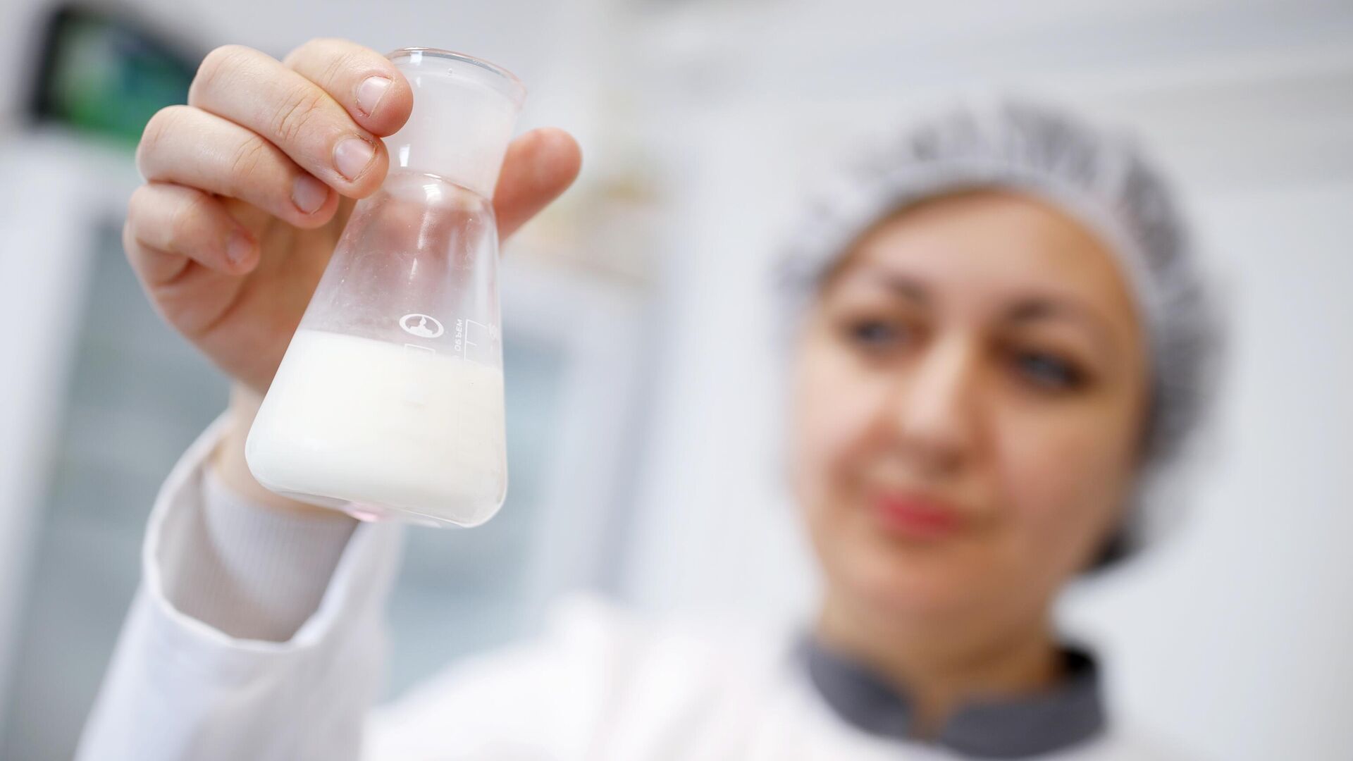 Лаборант производит лабораторные исследования молочной продукции - РИА Новости, 1920, 13.02.2025