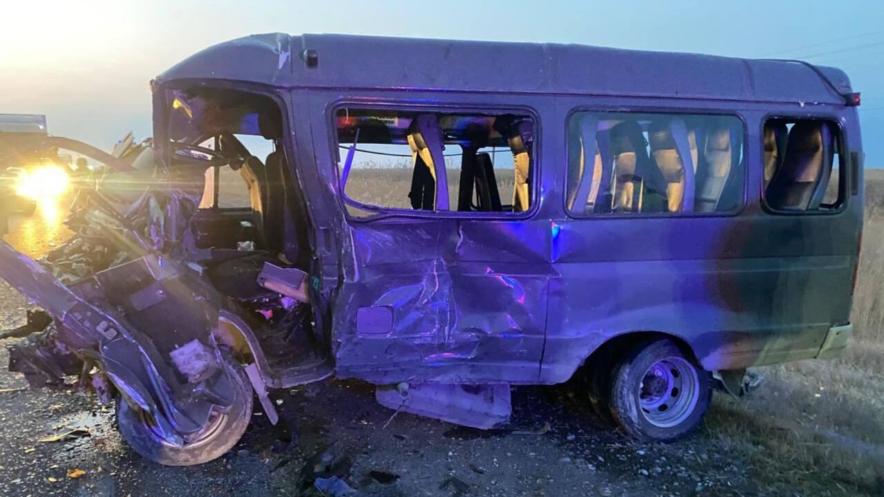 Последствия ДТП с участием пассажирского микроавтобуса в Бабаюртовском районе Дагестана - РИА Новости, 1920, 14.02.2025
