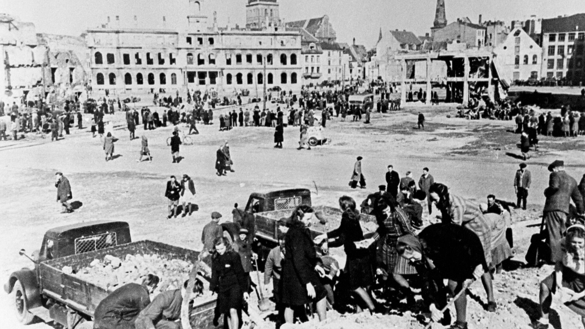 Рига в первые дни после освобождения Красной армией от гитлеровцев. Жители города разбирают завалы на центральной площади.  - РИА Новости, 1920, 24.02.2025