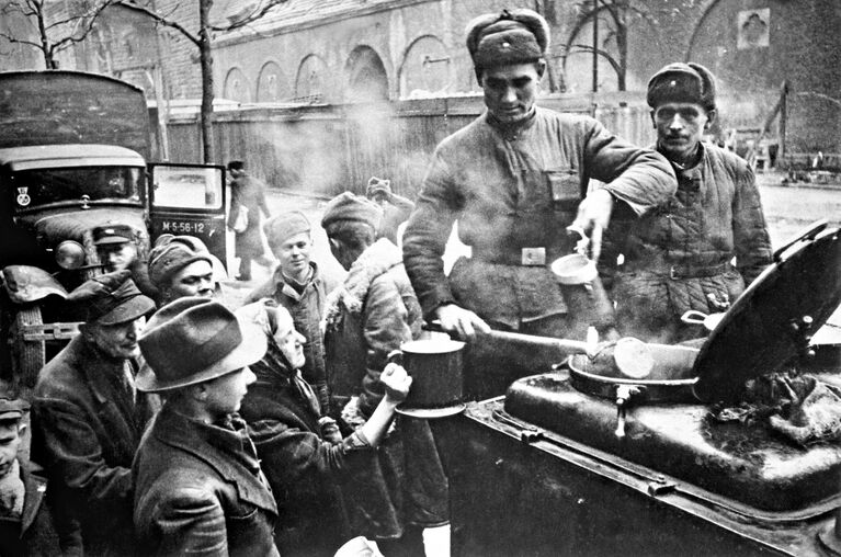 Советские солдаты раздают еду жителям Берлина. Советские солдаты раздают еду жителям Берлина.