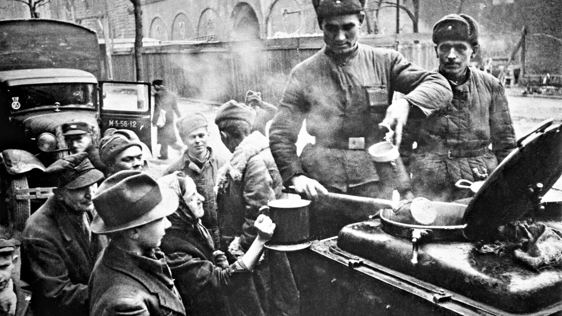 Советские солдаты раздают еду жителям Берлина. - РИА Новости, 1920, 25.02.2025