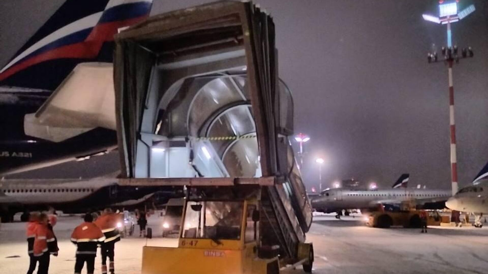 Самоходный трап столкнулся с самолетом в аэропорту Шереметьево Самоходный трап столкнулся с самолетом в аэропорту Шереметьево - РИА Новости, 1920, 14.02.2025