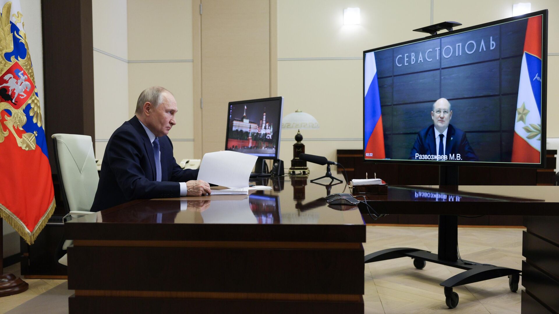 Президент РФ Владимир Путин и губернатор Севастополя Михаил Развожаев во время встречи в режиме видеоконференции - РИА Новости, 1920, 14.02.2025
