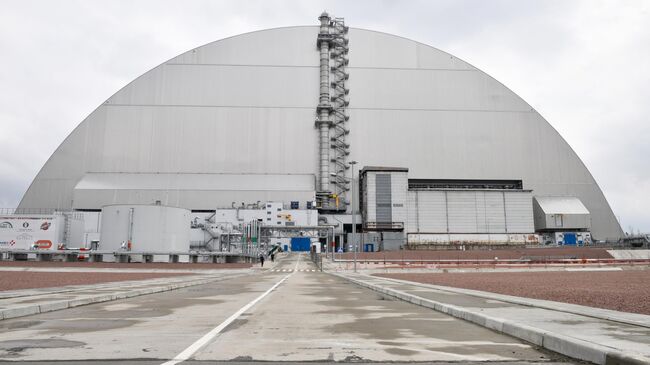 Саркофаг в зоне отчуждения Чернобыльской АЭС