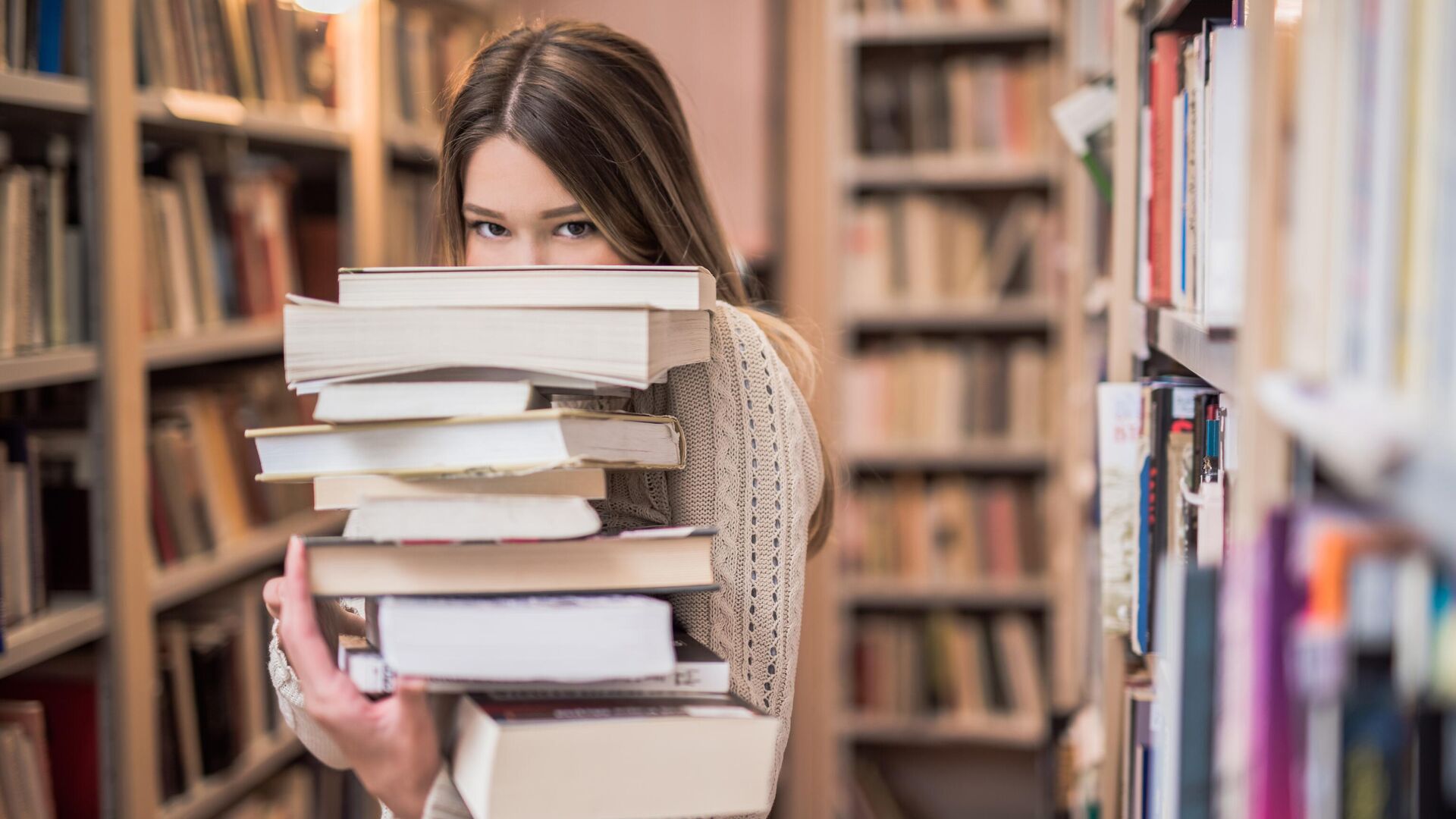 Девушка несет книги - РИА Новости, 1920, 15.02.2025