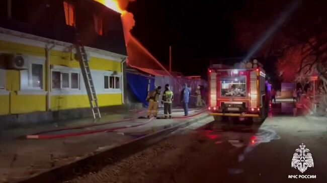 Сотрудники МЧС во время ликвидации пожара в Анапе. Кадр видео