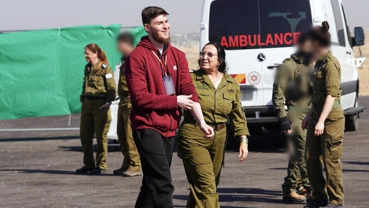 Российский заложник Александр Труфанов, освобожденный из плена, на территории Израиля - РИА Новости, 1920, 16.02.2025