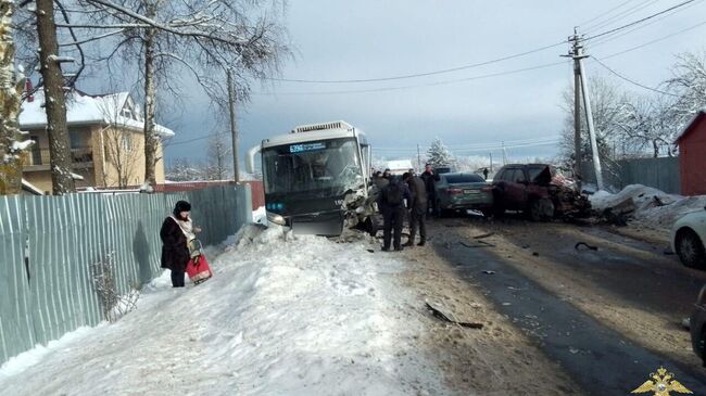 На месте ДТП с автобусом в деревне Гостилицы Ленинградской области