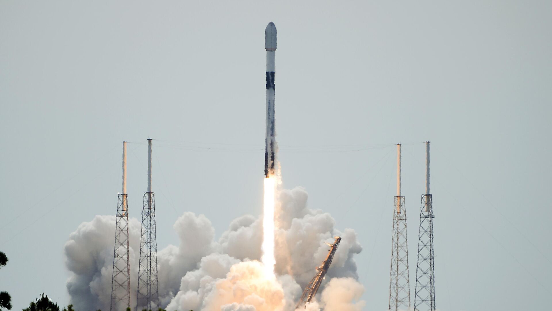 Ракета SpaceX Falcon 9 со спутником Starlink V2 Mini стартует с площадки на станции Космических сил на мысе Канаверал, штат Флорида - РИА Новости, 1920, 16.02.2025