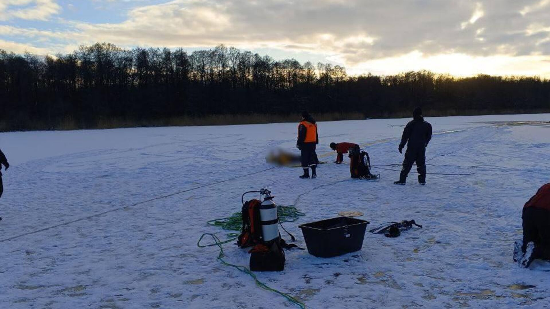 Спасатели обнаружили тело одного из двух рыбаков, которые провалились под лед на озере под Калининградом. 15 февраля 2025 - РИА Новости, 1920, 15.02.2025