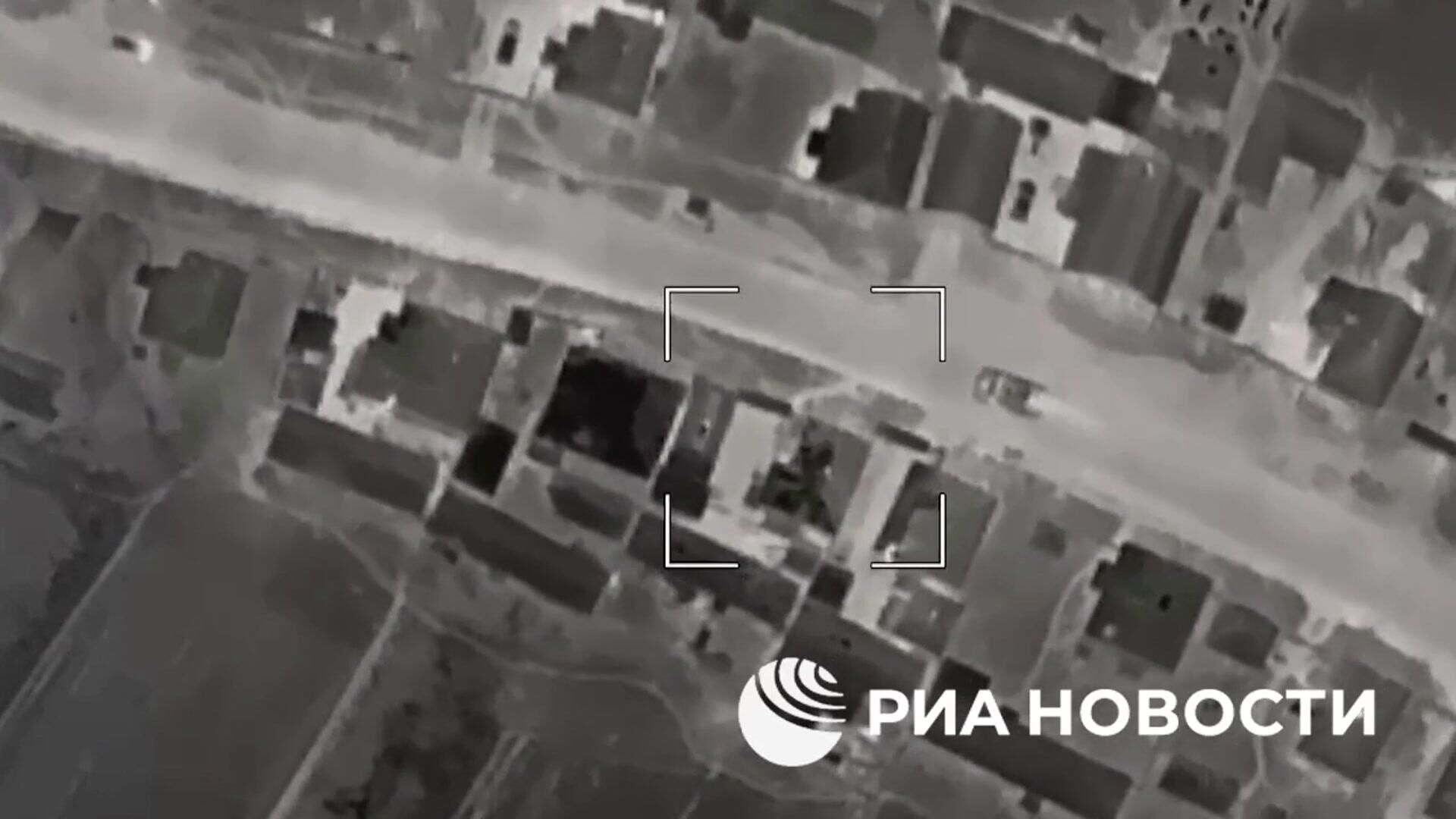 Барражирующий боеприпас Ланцет уничтожает бронемашину ВСУ в Курской области - РИА Новости, 1920, 16.02.2025